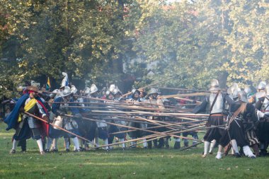 BRATISLAVA, SLOVAKIA - 30 Eylül 2017 'de Slovakya' nın Bratislava kentinde Barok Savaşı 'nın yeniden canlandırılması sırasında savaş