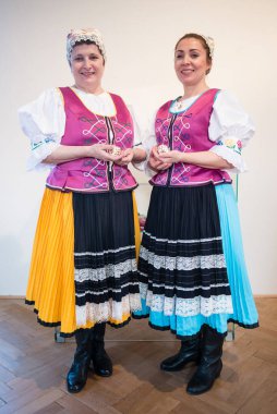 HUMENNE, SLOVAKIA - 8 MAR 2018: Geleneksel bir elbise giyen kadınlar 8 Mart 2018 'de Slovakya' nın Humenne kentinde Paskalya yumurtası tutuyorlar