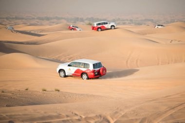 DUBAI, BAE - 18 Şubat 2018: Çöl safarisi - kum tepelerinde off-road araçları sürmek, Dubai, BAE yakınlarındaki çölde turistler için geleneksel eğlence