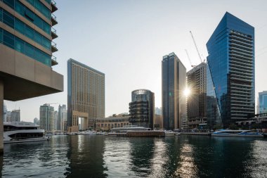 DUBAI, BAE - 14 Şubat 2018: Dubai Marina, BAE 'deki modern gökdelenlerin görüntüsü