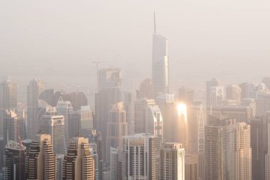 DUBAI, BAE - 16 Şubat 2018 Dubai marina gökdelenlerinin alacakaranlıktaki hava manzarası, BAE