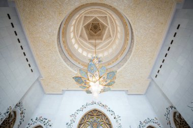 ABU DHABI, BAE - 17 Şubat 2018: Şeyh Zayed Büyük Camii 'ndeki Chandelier, Abu Dabi, Birleşik Arap Emirlikleri