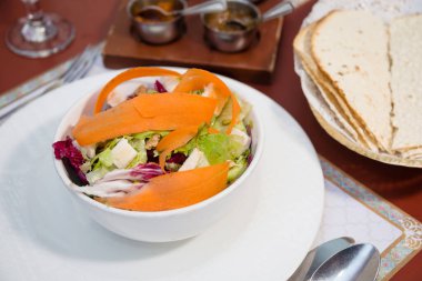 Taze sağlıklı sebze salatası ve havuç ve ekmek.