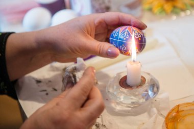 Paskalya yumurtasından balmumu çıkarıyorum. Paskalya tatili için hazırlık.