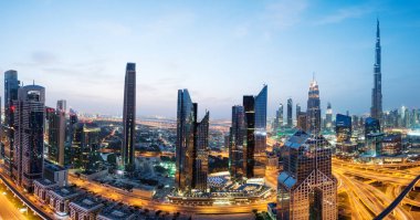 DUBAI, BAE - 19 Şubat 2018: Dubai 'nin gündoğumunda dünyanın en yüksek binası ve Şeyh Zayed karayolu trafiği olan Burj Khalifa ile birlikte panoramik görünümü, BAE