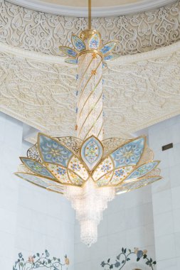 ABU DHABI, BAE - 17 Şubat 2018: Şeyh Zayed Büyük Camii 'ndeki Chandelier, Abu Dabi, Birleşik Arap Emirlikleri