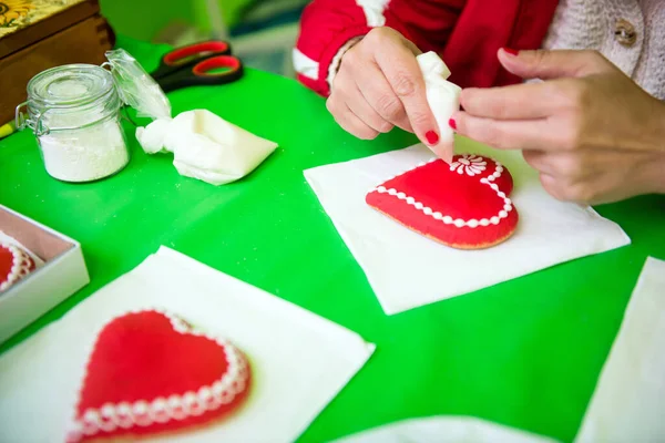 Creating Ornaments Heart Shaped Gingerbread Cookies — Fotografia de Stock