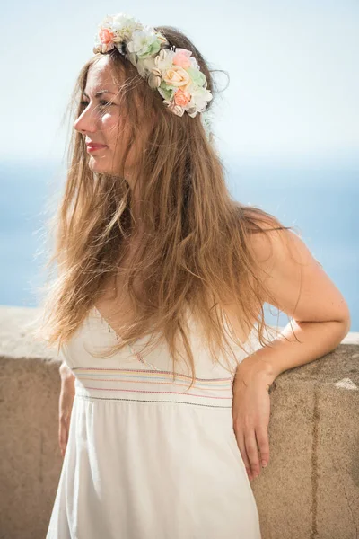 Detail Young Woman White Dress Flower Head Band — Fotografia de Stock