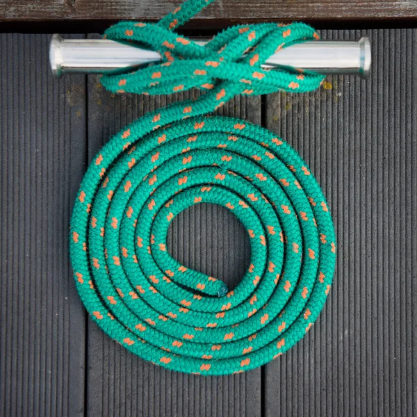 桟橋上のらせん状の係留ロープ — ストック写真