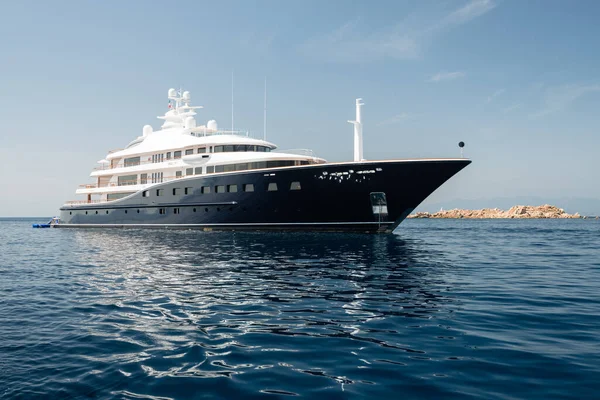 Grande Yacht Motore Lusso Ancorato Vicino All Isola Rocciosa — Foto Stock