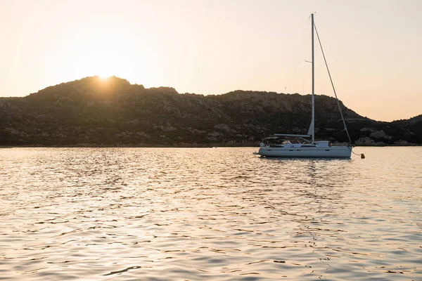 Sailing Yacht Anchored Island Sunrise — Φωτογραφία Αρχείου