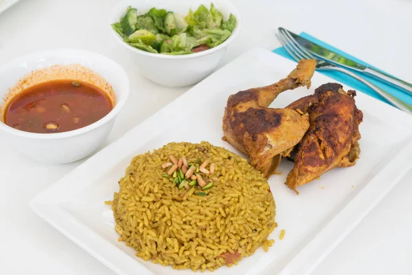 Pernas Frango Fritas Com Arroz Acompanhadas Salada Legumes — Fotografia de Stock