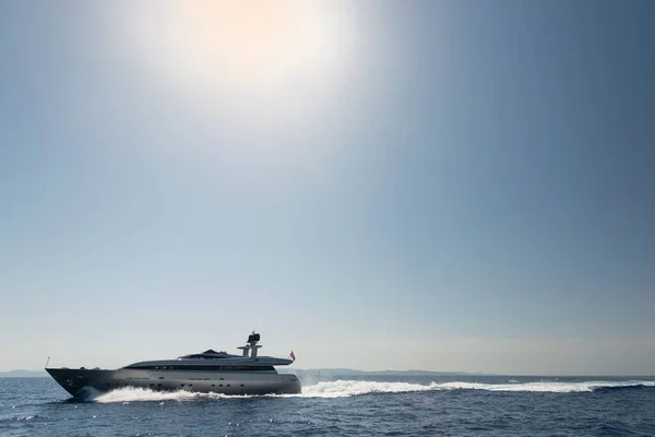 Veloce Lussuoso Yacht Motore Mare Aperto Con Sole Sullo Sfondo — Foto Stock