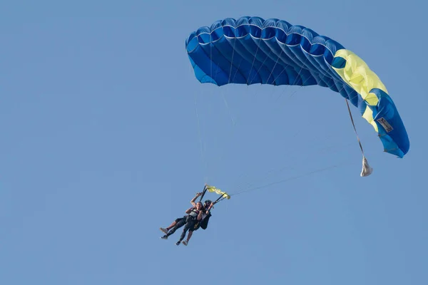 Dubai Uae February 2018 Dandem Skydivers Που Εκτελούν Ελεύθερη Πτώση — Φωτογραφία Αρχείου