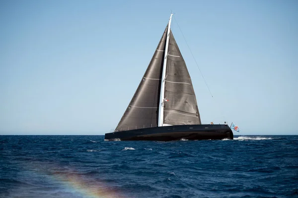 Μαύρο Ιστιοπλοϊκό Σκάφος Στη Θάλασσα — Φωτογραφία Αρχείου