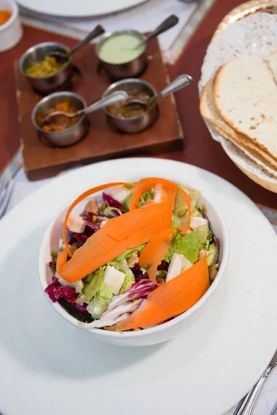 Taze sağlıklı sebze salatası ve havuç ve ekmek.