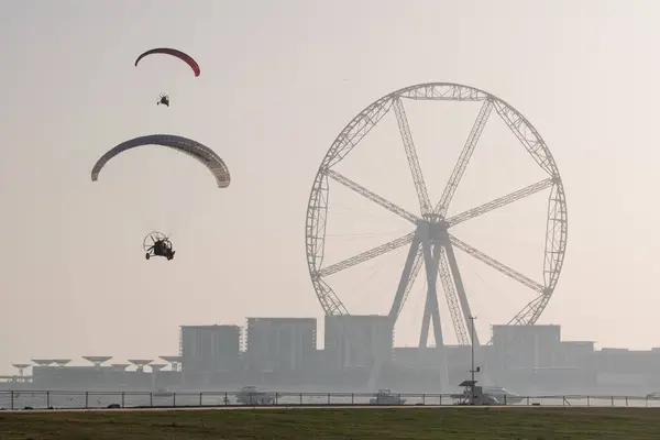 Dubai Ηνωμένα Αραβικά Εμιράτα Φεβρουαρίου 2018 Δύο Parahubs Dubai Eye — Φωτογραφία Αρχείου