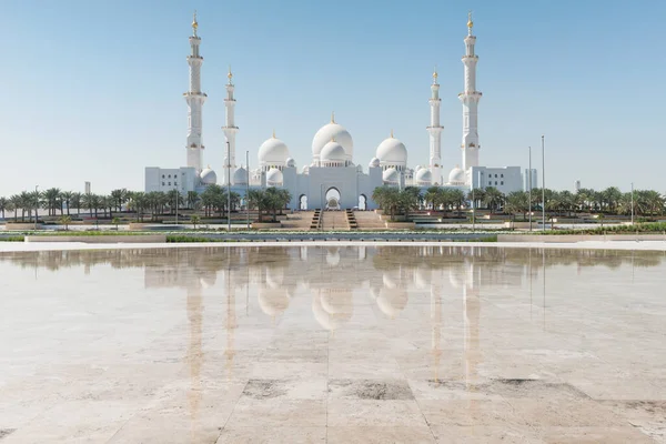 Sheikh Zayed Grand Mosque Suo Riflesso Una Piscina Acqua Abu — Foto Stock