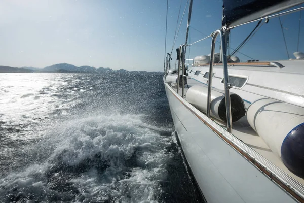 Πλαϊνή Άποψη Του Γιοτ Που Πλέουν Στη Θάλασσα — Φωτογραφία Αρχείου