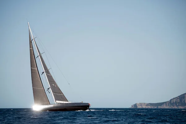 Yacht Vela Nero Sul Mare — Foto Stock