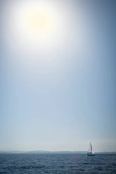 Yacht Vela Con Cielo Azzurro Sole Sul Mare Aperto — Foto Stock