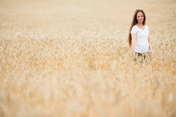 Junge Frau Weißen Hemd Steht Weizenfeld — Stockfoto
