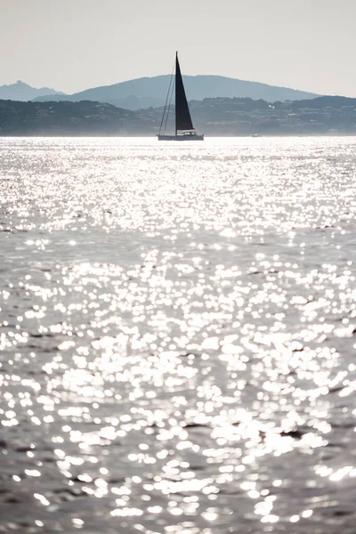 Sailing Yachts Sea Sun Reflections Sea Clear Blue Sky — Φωτογραφία Αρχείου