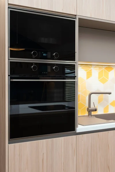 Built Appliances Contemporary Kitchen — Zdjęcie stockowe