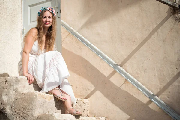 Young Woman White Dress Flower Head Band Sitting Stairs — Fotografia de Stock