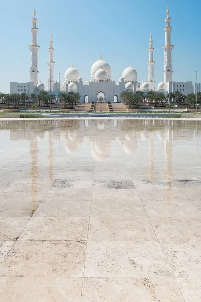 Sheikh Zayed Grand Mosque Suo Riflesso Una Piscina Acqua Abu — Foto Stock
