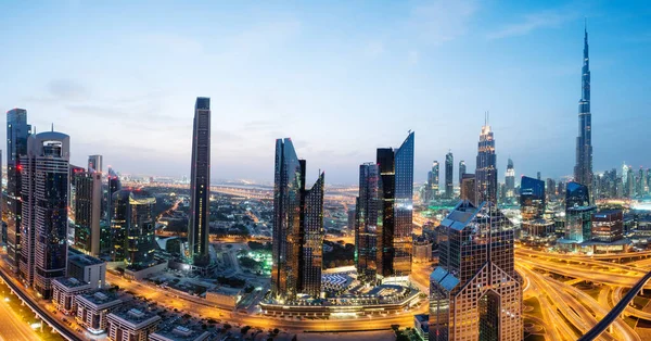 DUBAI, BAE - 19 Şubat 2018: Dubai 'nin gündoğumunda dünyanın en yüksek binası ve Şeyh Zayed karayolu trafiği olan Burj Khalifa ile birlikte panoramik görünümü, BAE