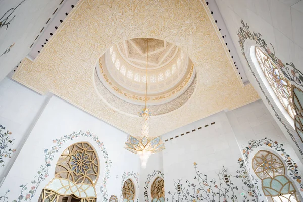 ABU DHABI, BAE - 17 Şubat 2018: Şeyh Zayed Büyük Camii 'ndeki Chandelier, Abu Dabi, Birleşik Arap Emirlikleri