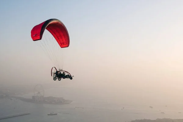 Dubai Vae Februar 2018 Skyhub Paramotor Tandemflug Von Dubai Marina — Stockfoto