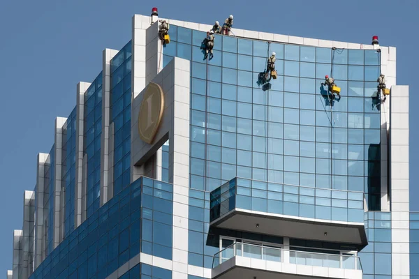 2018年2月15日 阿联酋迪拜 男子清理阿拉伯联合酋长国迪拜现代摩天大楼的立面 — 图库照片