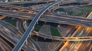 Dubai otoyolunda karmaşık otoyol kavşağı