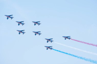 SLIAC, SLOVAKIA - 30 Ağustos 2015 'te Slovakya' nın Sliac kentindeki SIAF hava gösterisinde Patrouille de France akrobatik takımı uçuş manevrası gerçekleştirdi.