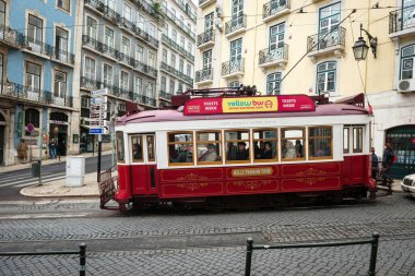 LISBON, PORTUGAL - 14 Nisan 2016: Alfama ilçesinde Lizbon Hills Tramvay Turu. Kırmızı çizgi, Portekiz 'in Lizbon şehrinin tepelerini birbirine bağlayan turizm hattı.