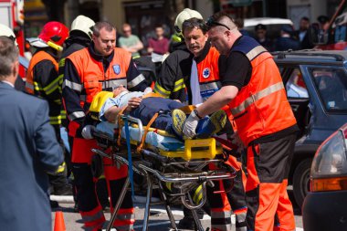 PEZINOK, SLOVAKIA - 8 Mayıs 2016: Gönüllü itfaiyeciler Pezinok, Slovakya 'da bir araç kurtarma gösterisine katıldı