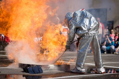 PEZINOK, SLOVAKIA - 8 Mayıs 2016: Pezinok, Slovakya 'da bir eğitim tatbikatı sırasında itfaiyeci yangını söndürdü