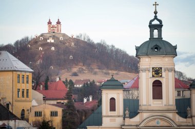 Arka planda Calvary Dağı olan kilise, Banska Stiavnica, Slovakya