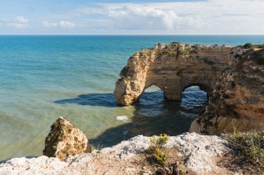 Yedi Asılı Vadi Yolu boyunca kıyı manzarası, Algarve bölgesi, Portekiz