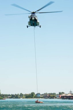 SENEC, SLOVAKIA - 28 Mayıs 2017 tarihinde Slovakya 'nın Senec Sunny Gölleri' ndeki su tatbikatından kurtarılan Mil Mi-17 helikopterinin dinamik görüntüsü