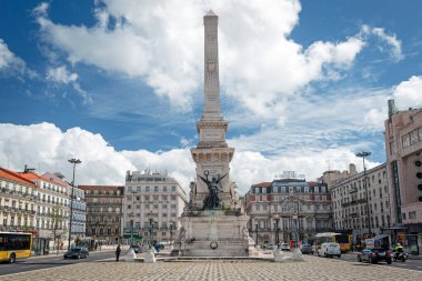 LISBON, PORTUGAL - 14 Nisan 2016: Lizbon 'daki Restorasyon Meydanı' nda güneşli bir günde Portekiz 'in 1640 yılında Lizbon, Portekiz' deki bağımsızlığı onuruna Obelisk