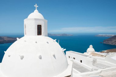 Arka planda Ege denizi ve volkanik adası bulunan kilisenin beyaz kubbesi, Santorini, Yunanistan