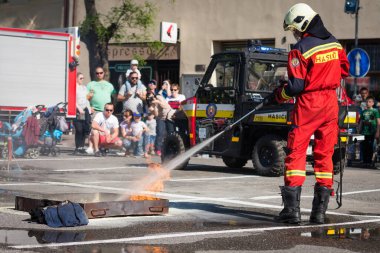 PEZINOK, SLOVAKIA - 8 Mayıs 2016: Pezinok, Slovakya 'da bir eğitim tatbikatı sırasında itfaiyeci yangını söndürdü