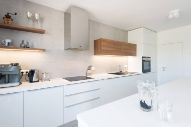 Dahili aletlerle modern mutfak iç mimarisi.