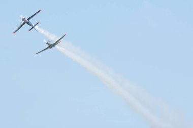 SLIAC, SLOVAKIA - 30 Ağustos 2015 'te Slovakya' nın Sliac kentindeki SIAF hava gösterisinde Orlik aerobatik takımının iki uçağı tarafından düzenlendi.