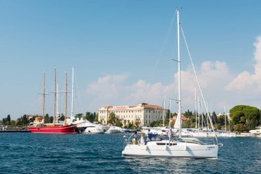 ZADAR, CROATIA - SEPTEMBER 1, 2016: Zadar limanı yakınlarındaki Maraschino vişne likörü üreticisi ünlü Maraska fabrikası. Turist yatı ön planda, Zadar, Hırvatistan.