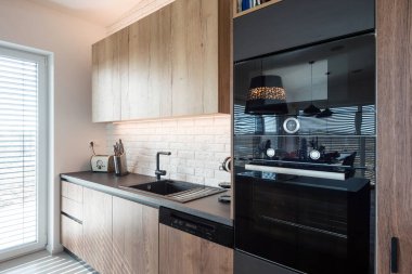 Modern evde çağdaş mutfak.