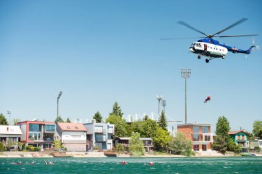 SENEC, SLOVAKIA - 28 Mayıs 2017 tarihinde Slovakya 'nın Senec Sunny Gölleri' ndeki su tatbikatından kurtarılan Mil Mi-17 helikopterinin dinamik görüntüsü